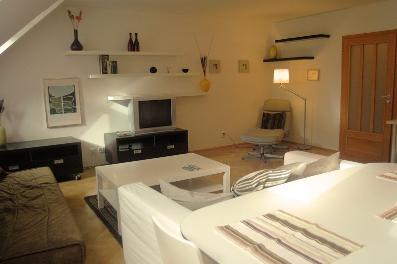 livingroomwithreadingcorner.jpg